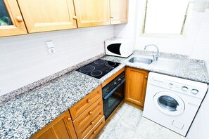 Een koelkast, een microgolfoven, een oven