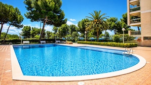 Una piscina rettangolare con bordo piastrellato, circondata da un patio in mattoni.