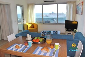 Dining - Overlooking the Marina | Petronella Marina Apt (Funchal)