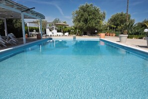 Piscine extérieure, chaises longues