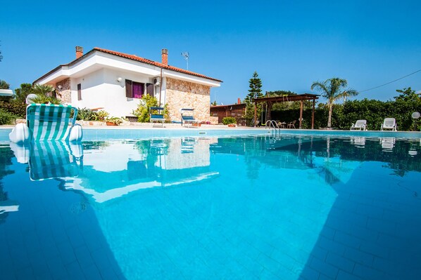 Outdoor pool, pool loungers