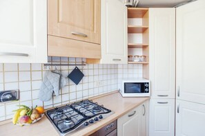 Frigorifero, microonde, forno, piano cottura