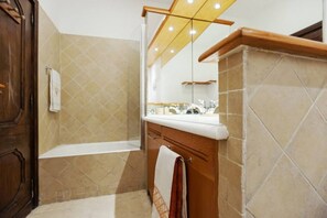 Chuveiro/banheira combinados, secador de cabelo, bidê, toalhas de banho