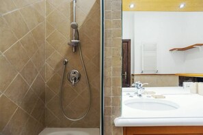 Combined shower/bathtub, hair dryer, bidet, towels