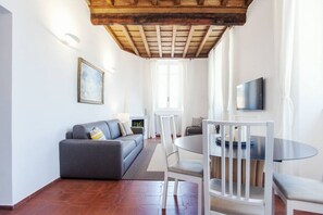 Tv, dvd-afspiller, stereoanlæg