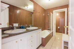 Bathtub, towels
