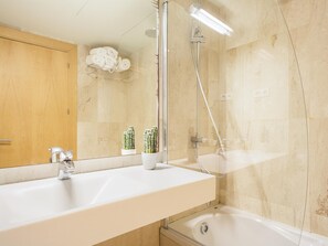 Baignoire, sĂšche-cheveux, serviettes fournies