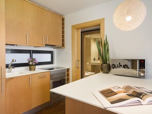 Fridge, microwave, oven, stovetop - My Space Barcelona: 16 apartments in the center of Barcelon (Barcelona)