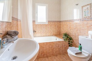 浴缸、風筒、提供毛巾、廁紙