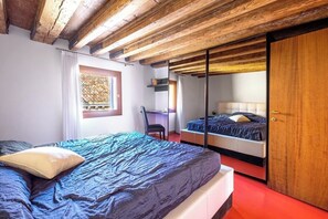 2 bedrooms, in-room safe, desk, iron/ironing board - Lion's 4 (Venice)