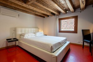 2 bedrooms, iron/ironing board, WiFi, bed sheets - 2 bedrooms, 2 bathrooms, lift, air conditioning/floor heating, SKY, WiFi (Venice)