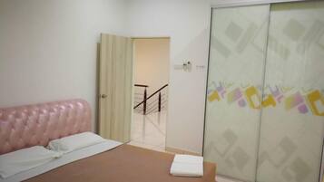 House, 4 Bedrooms | 4 bilik tidur, seterika/papan seterika, Wi-fi percuma