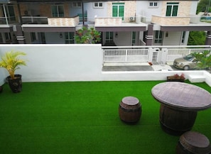 House, 4 Bedrooms | Balcony