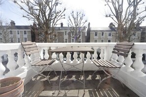 Outdoor dining - Bassett Road IV by onefinestay (London)