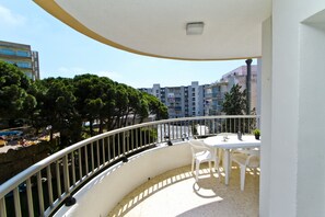 Outdoor dining - EUCALYPTUS Apartment (Salou)