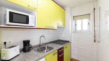 Fridge, microwave, coffee/tea maker, electric kettle
