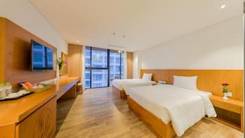 Kahden hengen deluxe-huone (yksi tai kaksi sänkyä), parveke, kaupunkinäköala | Ylelliset vuodevaatteet, pillowtop-patjalliset sängyt, minibaari