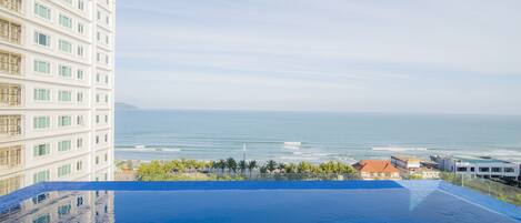 Kolam renang terbuka, dibuka dari pukul 6:00 hingga 21:00, payung kolam