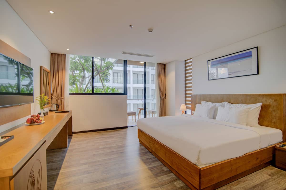 Habitación Deluxe con 1 cama matrimonial o 2 individuales, balcón, vista a la ciudad | Ropa de cama de alta calidad, camas con pillow-top y minibar 