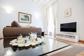 TV, lettore DVD, libri, impianto stereo