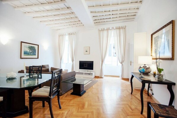 TV, libri, impianto stereo