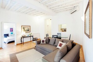 TV, lettore DVD, libri, impianto stereo