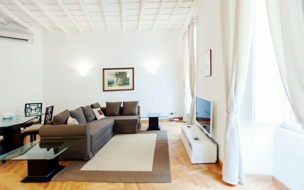 TV, lettore DVD, libri, impianto stereo