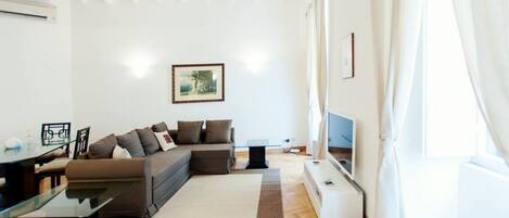 Fernseher, Bücher, Stereoanlage