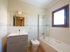 Bathtub, hair dryer, towels