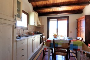Refrigerador, horno, placa de cocina, cafetera/tetera