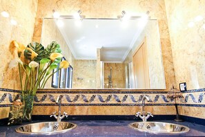 Bathtub, towels