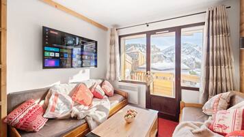 Una televisión, un reproductor de DVD, una videoteca