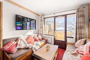 Tv, dvd-spelare, ett filmbibliotek och en stereo