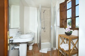 Badewanne, Haartrockner, Handtücher