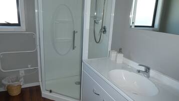 House, 3 Bedrooms | Bathroom | Shower, towels
