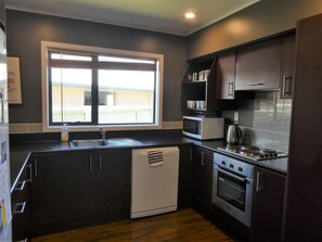 House, 3 Bedrooms | Private kitchen