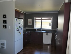 House, 3 Bedrooms | Private kitchen