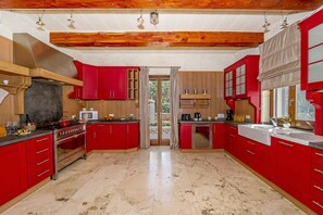 Kjøleskap, mikrobølgeovn, ovn og oppvaskmaskin