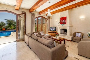 TV, fireplace