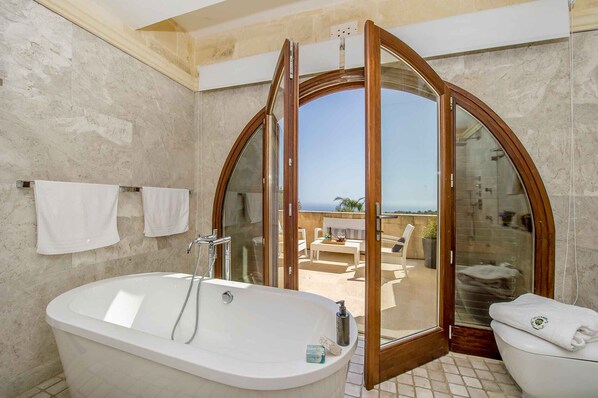 Badewanne, Haartrockner, Handtücher