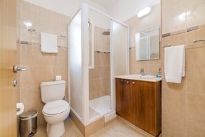 Baignoire, sèche-cheveux, shampoing, papier toilette