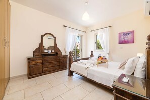 3 bedrooms, in-room safe, iron/ironing board, free WiFi