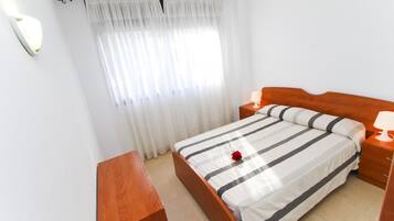 1 slaapkamer, een strijkplank/strijkijzer, gratis wifi, beddengoed
