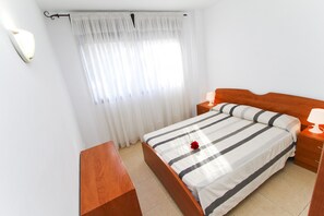 1 slaapkamer, een strijkplank/strijkijzer, gratis wifi, beddengoed