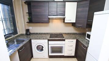 Cafetera o tetera, frigorífico, microondas y horno