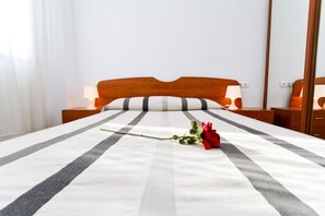 1 slaapkamer, een strijkplank/strijkijzer, gratis wifi, beddengoed