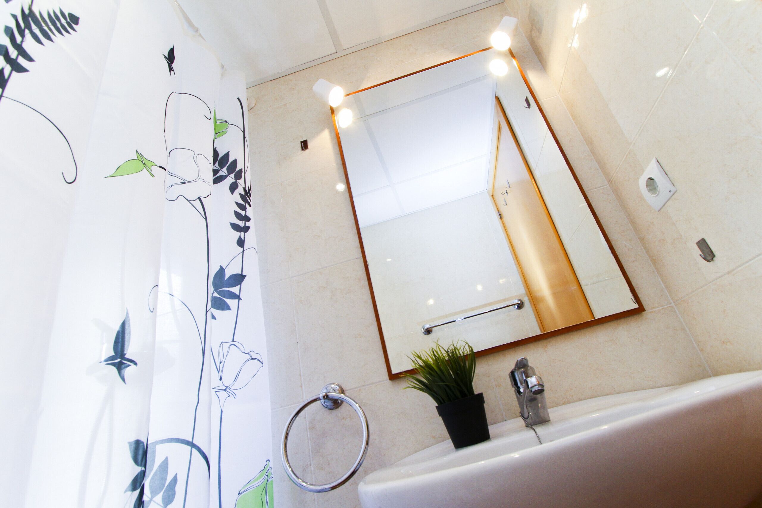 Bathtub, towels