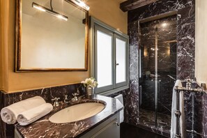 Douche, sèche-cheveux, bidet, serviettes fournies