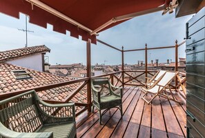 Property grounds - Two double bedrooms apartment, terrace, luxury furniture, quiet 4th floor, lift. (Venezia)