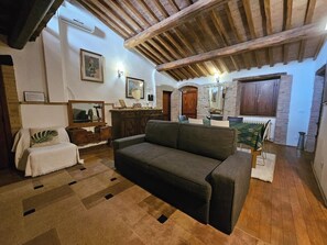 Living area - Large and beautiful apartment with a view in a farmhouse with swimming pool, sleeps 9 (Perugia)